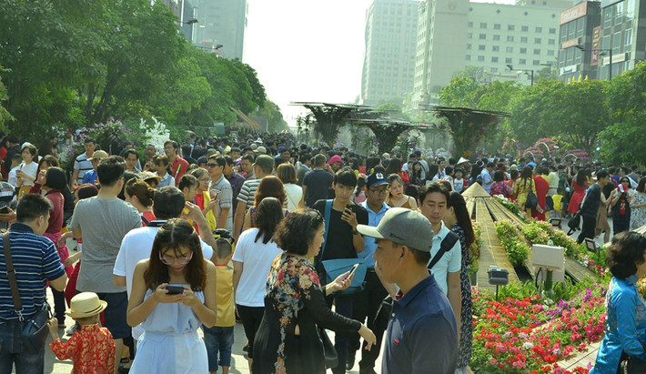 "Tối nay mới về quê, vì vậy tôi và những người bạn đã quyết định đến ngắm đường hoa Nguyễn Huệ cho thỏa sự đam mê mà từ lâu nghe nói chứ chưa được đến", chị Luận, công nhân khu chế xuất Linh Trung, quê tỉnh Quảng Bình chia sẻ.