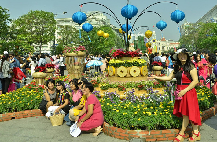 Du khách chụp ảnh tại đường hoa.