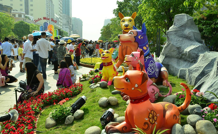 Càng về trưa, dù thời tiết tại khu vực đường hoa trời nắng nóng gay gắt nhưng lượng người đổ về vẫn không giảm.