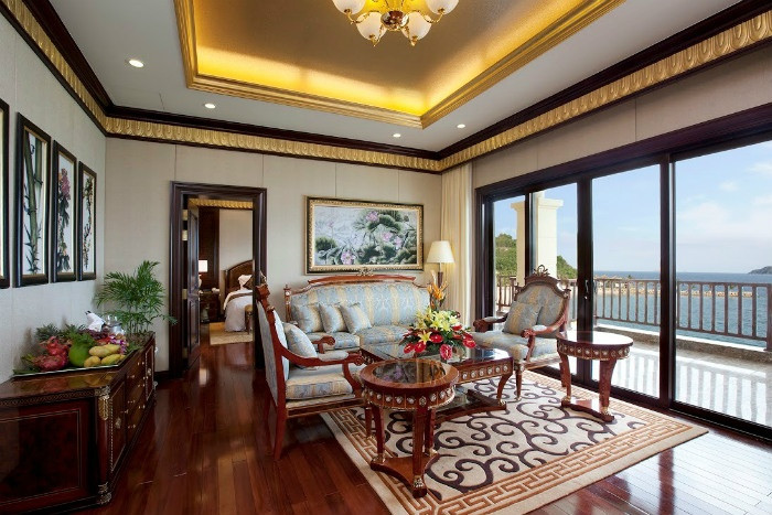 Vinpearl Luxury Nha Trang có 84 biệt thự ven biển tuyệt đẹp, xây dựng theo tiêu chuẩn và phong cách kiến trúc đặc sắc của một khu nghỉ dưỡng cao cấp miền nhiệt đới, được thiết kế 48 căn 1 tầng 1 phòng ngủ, 35 căn 2 tầng 1 phòng ngủ và 1 căn biệt thự tổng thống Presidential Suite. Căn biệt thự tổng thống này có giá lên đến hơn 63.000.000 đồng/đêm Ảnh: gotrip.vn.