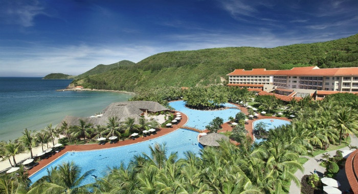 2. Vinpearl Nha Trang Vinpearl Luxury Nha Trang nằm tại vị trí riêng biệt và đẹp nhất trên đảo Hòn Tre, vịnh Nha Trang. Cách sân bay quốc tế Cam Ranh 45km, chỉ mất 40 phút di chuyển bằng ô tô và 7 phút đi bằng du thuyền, cách trung tâm thành phố 5km. Các biệt thự tại Vinpearl Luxury Nha Trang đều có tầm nhìn hướng biển, hồ bơi riêng với ban công tắm nắng tuyệt đẹp.... Riêng các biệt thự suite có thêm khoảng sân vườn lãng mạn và thoáng đãng. Ảnh: tintucbatdongsan.mobi.