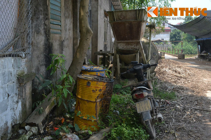 Một số máy móc, thiết bị phục vị thi công được vất ở gốc cây cạnh nhà dân.