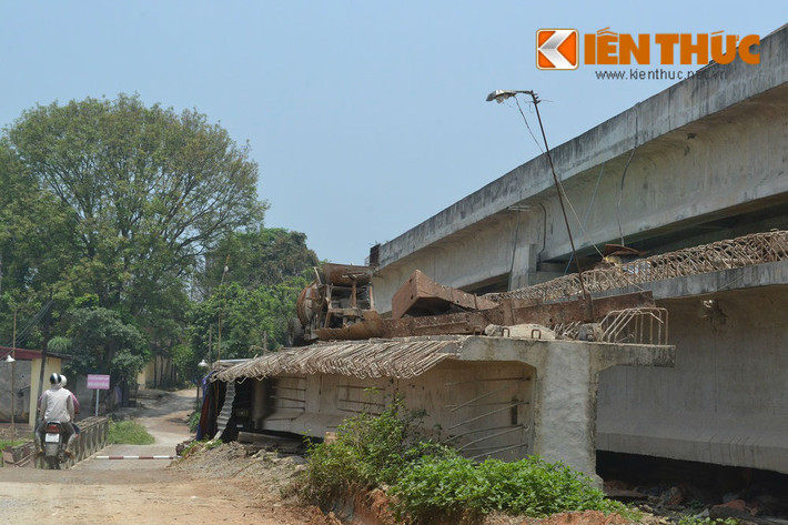 Tuy nhiên đã gần 7 năm đã trôi qua, lễ thông xe cây cầu có chiều dài chưa đến 200m vẫn "lỗi hẹn" nhiều lần…