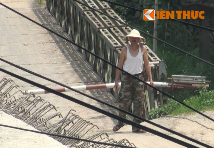 Người đàn ông thu phí này cũng là người đàn ông tỏ thái độ lên mặt hỏi PV bằng giọng điệu thách thức: "Chúng mày quay cái gì? Ai cho chúng mày quay?..." khi thấy PV thu hình.
