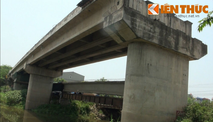 Khởi công năm 2009 nhưng đến nay đã gần 7 năm mà dự án cầu Hòa Viên (Chương Mỹ, Hà Nội) mới hoàn thành được một nửa, khiến người dân vô cùng bức xúc. 