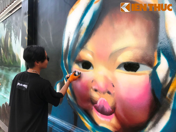 Suốt nhiều ngày qua, các nhân viên mỹ thuật đang tất bậc sơn vẽ để kịp hoàn thành toàn bộ bức tường dài hàng chục mét đúng vào ngày khai giảng năm học mới 5/9 sắp tới.
