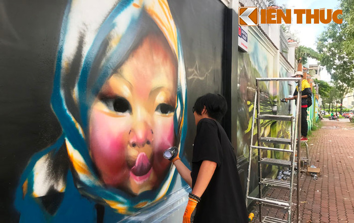 "Chắc chắn hàng ngày khi được cha mẹ đưa đi học, những đứa trẻ sẽ rất thích thú, háo hức khi ngôi trường của mình có những hình ảnh tuyệt đẹp đầy màu sắc như thế này", chị Triều Thanh, một người dân ngụ phường Bến Thành, quận 1, chia sẻ.