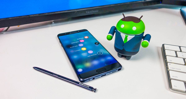 Màn hình được phủ lớp kính cường lực Gorilla Glass 5 vừa ra mắt cách đây hai tuần, cho phép máy chống được những va đập mạnh, an toàn ngay cả khi rơi ở độ cao 1,6 mét. Tấm nền bảo vệ này tốt hơn hẳn những siêu phẩm hiện có trên thị trường.