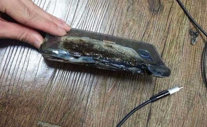 Đến ngày 2/9, Samsung buộc phải đưa ra quyết định đổi mới toàn bộ số máy đã bán trên thị trường sau khi xác nhận có 35 trường hợp Samsung Galaxy Note 7 bị nổ. Và cũng từ thời điểm này, một số hãng hàng không đã ban bố khuyến cáo về việc người dùng không nên mở máy hoặc sạc pin chiếc Galaxy Note 7 trong những chuyến bay.