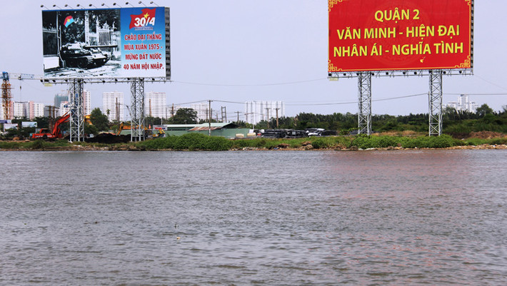 Sau nhiều lần gia hạn, từ ngày 1/4, hơn 30 doanh nghiệp gồm các hãng tàu cao tốc cánh ngầm, tàu nhà hàng, thuyền du lịch...hoạt động tại cảng Bạch Đằng, quận 1, TP HCM đã chính thức di dời về địa chỉ mới trên đường Nguyễn Tất Thành, quận 4.