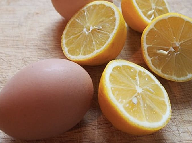 Để vỏ trứng không bị nứt khi luộc, hãy thoa một ít nước chanh bên ngoài trước khi luộc. Ảnh: Pure.
