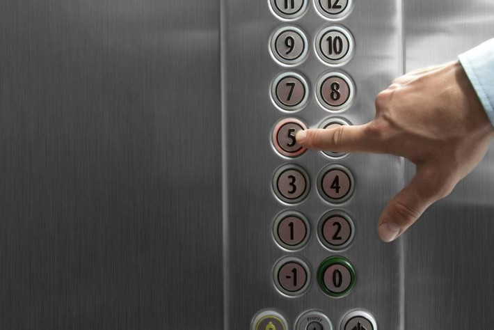 Bấm nút thang máy nhiều lần là người hài hước, dễ gần nhưng lại thiếu kiên nhẫn, đôi khi còn khá nóng vội. Ảnh minh họa: SafeBee.