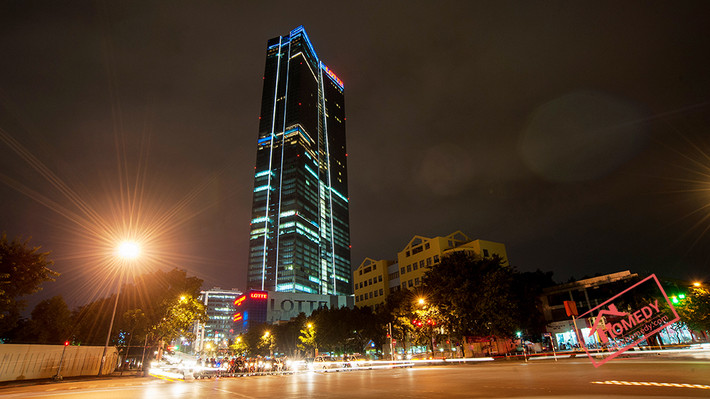 5. Lotte Center Hà Nội Tiếp đó là tòa nhà Lotte Center Hà Nội cao 65 tầng nổi bật tại góc giao lộ Liễu Giai - Đào Tấn. Tòa nhà được thiết kế dựa trên cảm hứng từ chiếc áo dài Việt Nam, do Tập đoàn Lotte làm chủ đầu tư. Ảnh: homedy.com.
