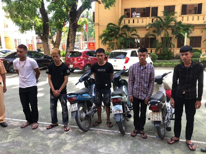 Những thanh niên bị triệu tập gồm: Đặng Đình Hiếu, sinh năm 2002, trú tại xóm 6 xã Diễn Thịnh; Cao Trọng Hồi, sinh năm 2005, trú tại xóm 14 xã Diễn Lộc; Phạm Văn Đại sinh năm 2003 trú tại xóm 13 xã Diễn Thịnh; Cao Ngọc Long sinh năm 2000, trú tại xã Diễn An;