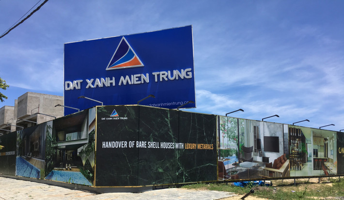 Theo đó, UBND TP giao Sở Xây dựng, yêu cầu Công ty CP Đất Xanh Miền Trung dừng thi công công trình tại khu đô thị Phú Mỹ An (phường Hòa Hải, quận Ngũ Hành Sơn). Đồng thời, thu hồi giấp phép xây dựng số 41, ngày 5/1/2018 của Sở do giấy phép được cấp không đảm bảo đúng quy định.