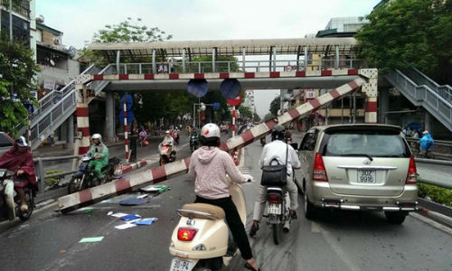 8. Xe ô tô khách húc bay thanh chắn cầu vượt ở Hà Nội Khoảng 6h30 ngày 12/6, ô tô khách BKS 29B - 05326 khi lưu thông trên đường Tây Sơn – hướng Ngã Tư Sở, đi tới cầu vượt Thái Hà – Tây Sơn đã bất ngờ húc đổ thanh sắt chắn hạn chế chiều cao và làm thanh chắn rơi xuống đường. Nhiều người đi phía sau xe ô tô đã hoảng sợ, giao thông bị ùn tắc nghiêm trọng.