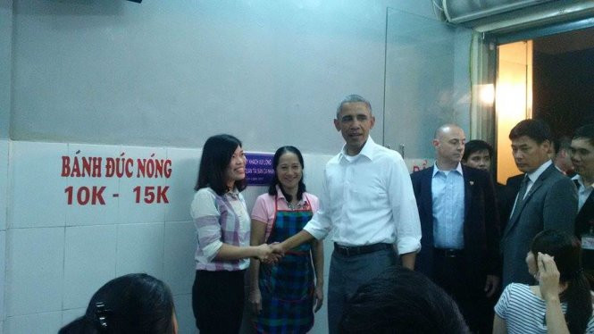 Tổng thống Obama bắt tay chào các nhân viên của quán Hương Liên - Ảnh nguồn: Tuổi trẻ.