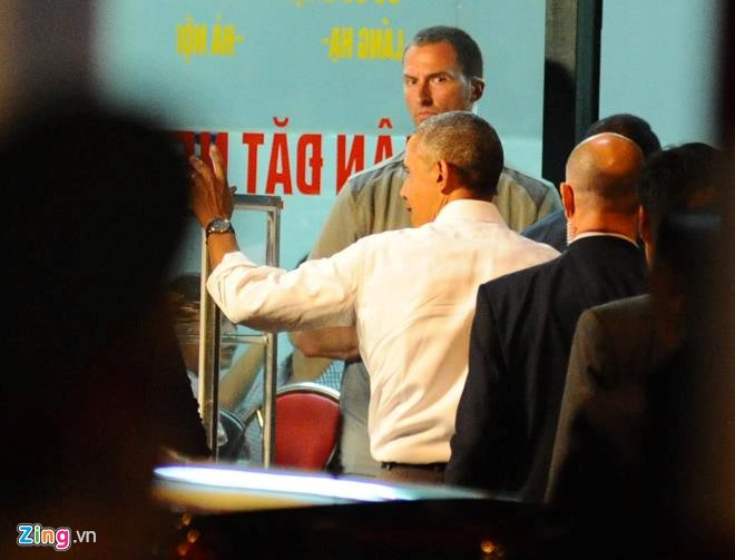 Tổng thống Obama chào người dân trước khi vào quán - Ảnh nguồn: Zing