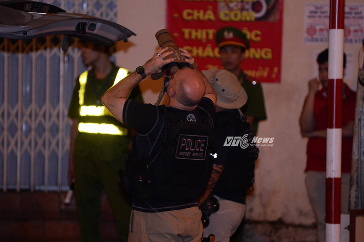 Đặc vụ Mỹ kiểm tra an ninh bằng ống nhòm hồng ngoại - Ảnh nguồn: VTCnews.