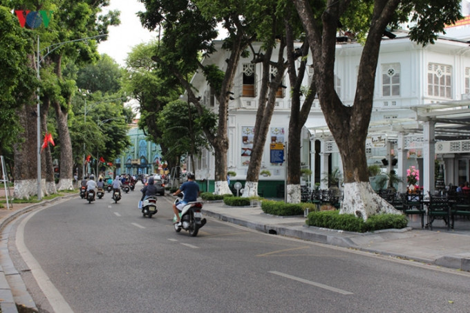 Dẫn đầu các tuyến phố đắt nhất quanh hồ Hoàn Kiếm là Lý Thái Tổ, ghi nhận 1,14 tỷ đồng mỗi m2. Ảnh: VOV.