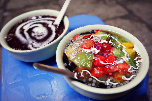 Chè Singapore là một trong loại chè ngoại nhập phổ biến nhất ở Việt Nam. Chè Singapore được giới trẻ yêu thích từ những năm 2000. Ảnh: Foodclick.