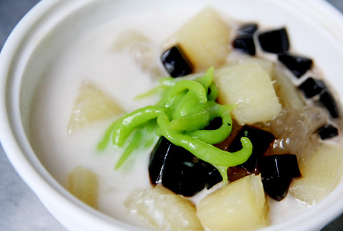 Giới trẻ Hà Nội gọi món chè Singapore với cái tên đáng yêu chè "bobochacha". Bobochacha có ba loại cơ bản: đen, trắng và hoa quả. Ảnh: 7monngonmoingay.