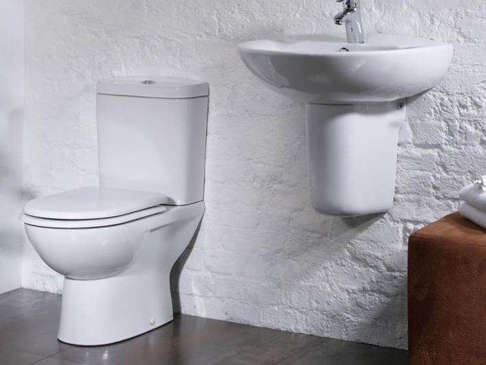 Đối với nhà cao tầng, bồn cầu không được đặt phía trên đầu phòng bếp. Ảnh: Tumish.