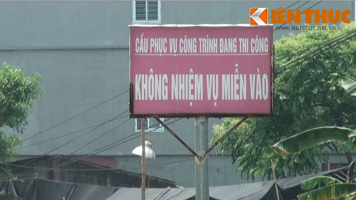 Hành động của xã Hòa Chính cũng như sự hỗ trợ của đơn vị thi công khiến người dân vui mừng vì không phải vất vả đi qua cầu phao nữa. Tất nhiên sẽ không có gì đáng nói nếu như không có chuyện "muốn qua sông thì phải trả phí".