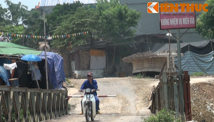 Đến năm 2015, chính quyền xã Hòa Chính (Chương Mỹ, Hà Nội) đã phải làm đơn gửi đơn vị thi công, xin cho người dân đi nhờ qua cây cầu tạm (chuyên dùng để phục vụ thi công trong dự án cầu Hòa Viên), thay vì phải đi cầu phao đã xuống cấp, hoặc những chiếc thuyền nhỏ để qua sông.
