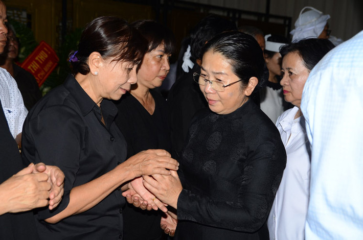 Bà Võ Thị Dung, Phó Bí thư Thành ủy TP HCM viếng tang và chia buồn cùng gia quyến Phó Chủ tịch Nguyễn Thị Thu.