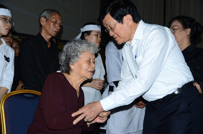 Ông Trương Tấn Sang chia buồn cùng gia quyền đồng chí Nguyễn Thị Thu.