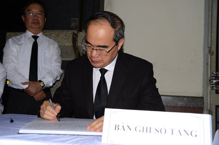 Bí thư Thành ủy TP HCM viết sổ tang lưu niệm bày tỏ sự tiếc thương vô hạn khi vĩnh biệt người Đồng chí, đồng nghiệp, người nữ lãnh đạo của TP đầy trách nhiệm và giàu lòng nhân ái.