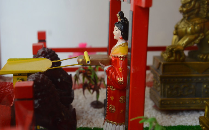 Khi đó nhạc nổi lên, “tiên nữ” sẽ từ ngôi chùa trong máy mang ra một quẻ xăm rồi bỏ vào khe cho khách.