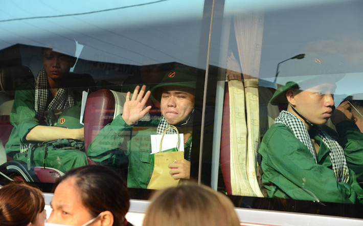 Bà Lan, mẹ của một tân binh, cho biết: "Chưa bao giờ con xa nhà như lần này, chỉ mong 2 năm con trở về trưởng thành, chín chắn hơn".