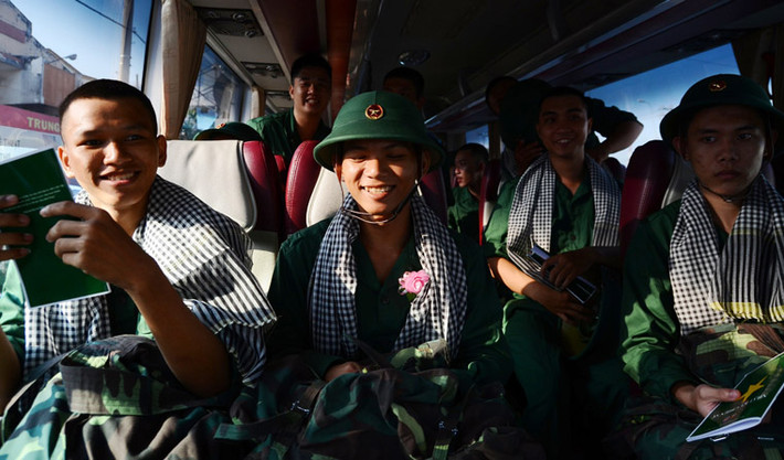 Những chàng trai mới hôm qua còn là "cậu ấm" thì từ hôm nay đã trưởng thành khi bước chân vào quân ngũ.