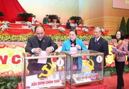 Phó Thủ tướng Nguyễn Xuân Phúc bỏ phiếu.