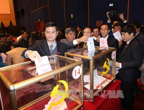 Ảnh các đại biểu bỏ phiếu bầu Ban Chấp hành Trung ương Đảng khóa XII.