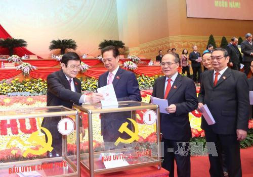 Tiếp sau đó là Chủ tịch nước Trương Tấn Sang, Thủ tướng Nguyễn Tấn Dũng.