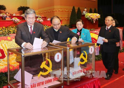 Kết thúc phiên bỏ phiếu bầu cử lúc 11h cùng ngày. Theo Trưởng Ban Kiểm phiếu Nguyễn Thế Trung, tổng số phiếu thu về là 1.509 phiếu. Ngay sau đó, Ban Kiểm phiếu đã tiến hành kiểm phiếu bầu cử. Chiều nay, kết quả bỏ phiếu sẽ được công bố tại Đại hội. Ảnh: TTXVN.