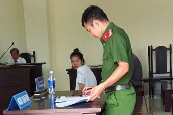 Trên đường đi, Hà nói về việc không còn tình cảm với anh L.T.V và đề nghị chấm dứt chuyện tình cảm nhưng anh L.T.V không đồng ý. Giữa anh L.T.V và Hà xảy ra mâu thuẫn, anh L.T.V dừng ôtô trước nhà 131 Lê Vãn. Tại đây, 2 người có lời qua tiếng lại và có chửi bới nhau, anh L.T.V dùng tay cào cấu gây ra các vết xước da ở vùng cổ của Hà.