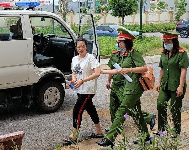 Theo cáo trạng, khoảng tháng 6/2019, Đỗ Thu Hà có quan hệ tình cảm với anh L.T.V. Trong thời gian này, Hà cho rằng anh L.T.V yêu không chân thành nên Hà đã nhiều lần đề nghị chia tay nhưng chưa được. Ngày 1/8/2019, Hà nhắn tin qua ứng dụng facebook với bạn là chị L.T.L.A về việc sẽ đánh anh L.T.V.