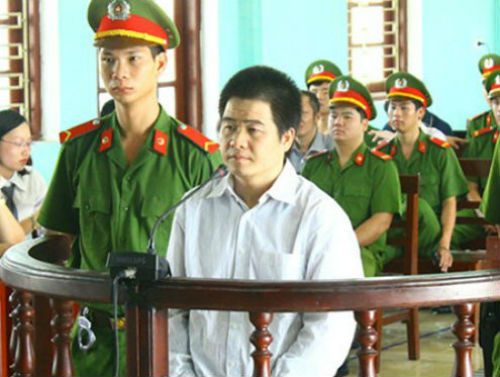 7. Xét xử Tàng "Keangnam": Tòa trả hồ sơ, điều tra bổ sung Kết thúc phiên tòa xét xử Tàng "Keangnam" sáng 6/8, Hội đồng xét xử (HĐXX) Tòa án Nhân dân tỉnh Bắc Ninh đã quyết định trả hồ sơ vụ án Tráng A Tàng và 11 đồng phạm mua bán trái phép hơn 1.700 bánh heroin để điều tra bổ sung, do một số vấn đề liên quan đến tố tụng và một vài tình tiết vụ án chưa được làm rõ.