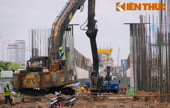 Sáng 2/9, trong không khí cả nước háo hức vui mừng ngày đại lễ Quốc khánh, hàng trăm công nhân công trình tuyến Metro số 1 Bến Thành-Suối Tiên vẫn miệt mài giữa nắng gió trên công trường.
