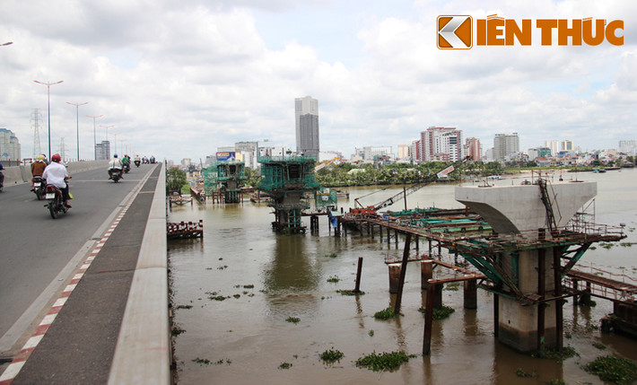 Một góc cầu vượt sông Sài Gòn của tuyến Metro Bến Thành- Suối Tiên đang khẩn trương thi công.