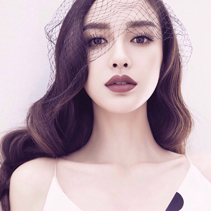 Thực vậy, chưa đầy 20 tuổi Angelababy đã ký hợp đồng với một công ty người mẫu tại Nhật Bản. Sau đó, cô lấn sân sang điện ảnh.