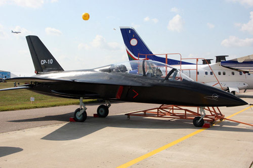 Trước đó, vào tháng 8/2009, tại triển lãm hàng không quốc tế ở Moscow, mô hình của SR-10 đã được ra mắt.