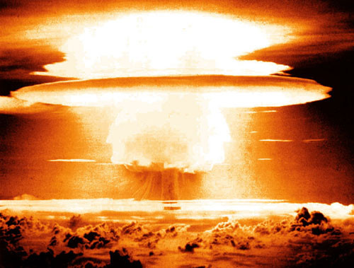 Theo trang Atomicarchive, sau khi Liên Xô thử thành công bom nguyên tử, Mỹ bắt đầu phát triển một loại bom hydro hay còn gọi là bom nhiệt hạch. Trong loại bom này, deuterium và tritium là các đồng vị của hydro được hợp nhất thành helium và giải phóng năng lượng. Đối với loại bom này, không có giới hạn về sức công phá.