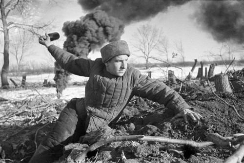 Ngày 19/11/1942, Hồng quân mở chiến dịch Uranus đánh vào lực lượng của Rumani và Hungary bảo vệ hai cánh của Tập đoàn quân 6 Đức. Hai lực lượng này bị thua chạy nên Tập đoàn quân 6 bị bao vây vào trong khu vực Stalingrad. Ảnh: Một binh sỹ Hồng quân chuẩn bị ném lựu đạn.