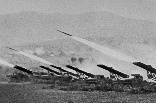 Đến đầu tháng 2/1943, các lực lượng phát xít tại đây cạn kiệt lương thực đạn dược. Các lực lượng còn lại của Tập đoàn quân 6 đầu hàng. Cuộc chiến tại Stalingrad kết thúc sau 5 tháng 1 tuần 3 ngày. Trong ảnh là một trận địa pháo phản lực Katyusha phóng vào quân Đức trong trận đánh Stalingrad ngày 6/10/1942.