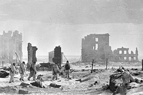 Cuối mùa hè năm 1942, Đức huy động Tập đoàn quân số 6 và một phần của Tập đoàn quân thiết giáp số 4 Panzer để chiếm Stalingrad. Cuộc tấn công được không quân hỗ trợ biến thành phố thành đống đổ nát. Trong ảnh là trung tâm thành phố Stalingrad sau khi thành phố được giải phóng khỏi sự chiếm đóng của Đức.